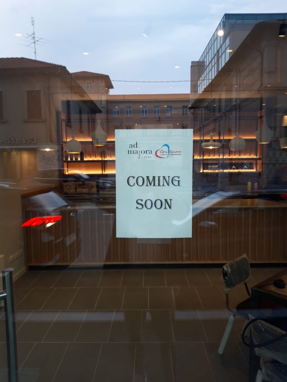 Foto della vetrina di Ad Majora Caffè con cartello "Coming soon"